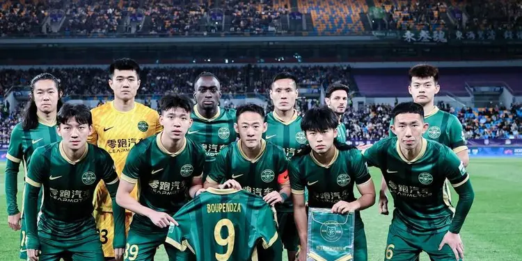 29岁法国女子网球名将转行当“网红模特”，曾因隆胸惹争议